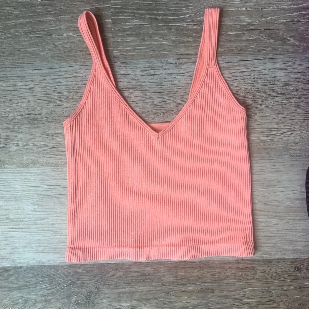 Bella Seamless cropped Coral Ribbed V-Neck Tank Top - Picture 8 of 8